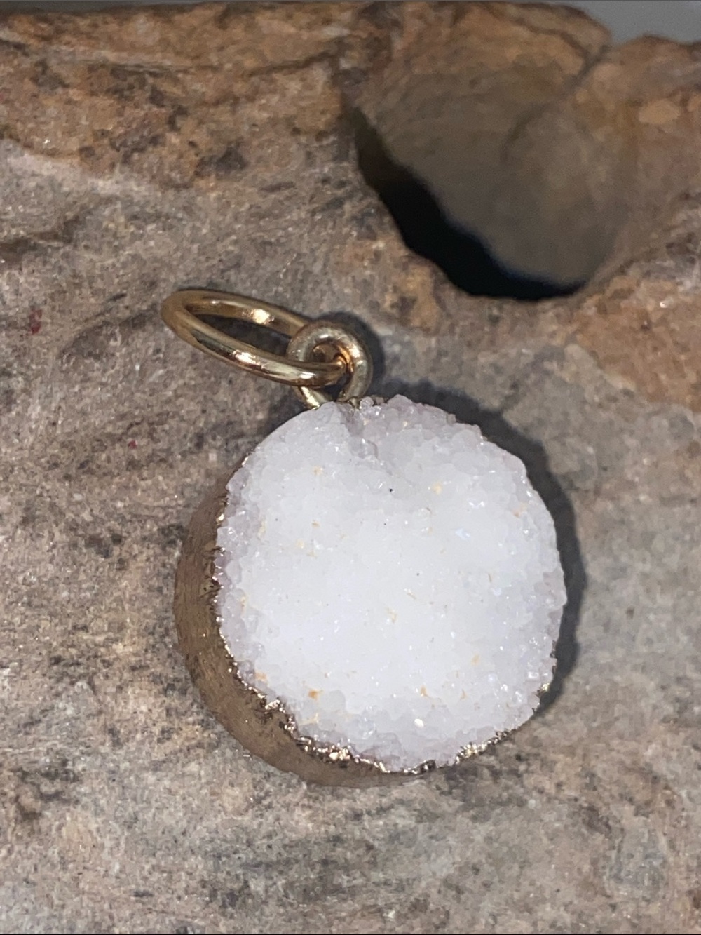 5/$10❤️❤️❤️Vintage White Druzy & Gold Tone Pendant Charm